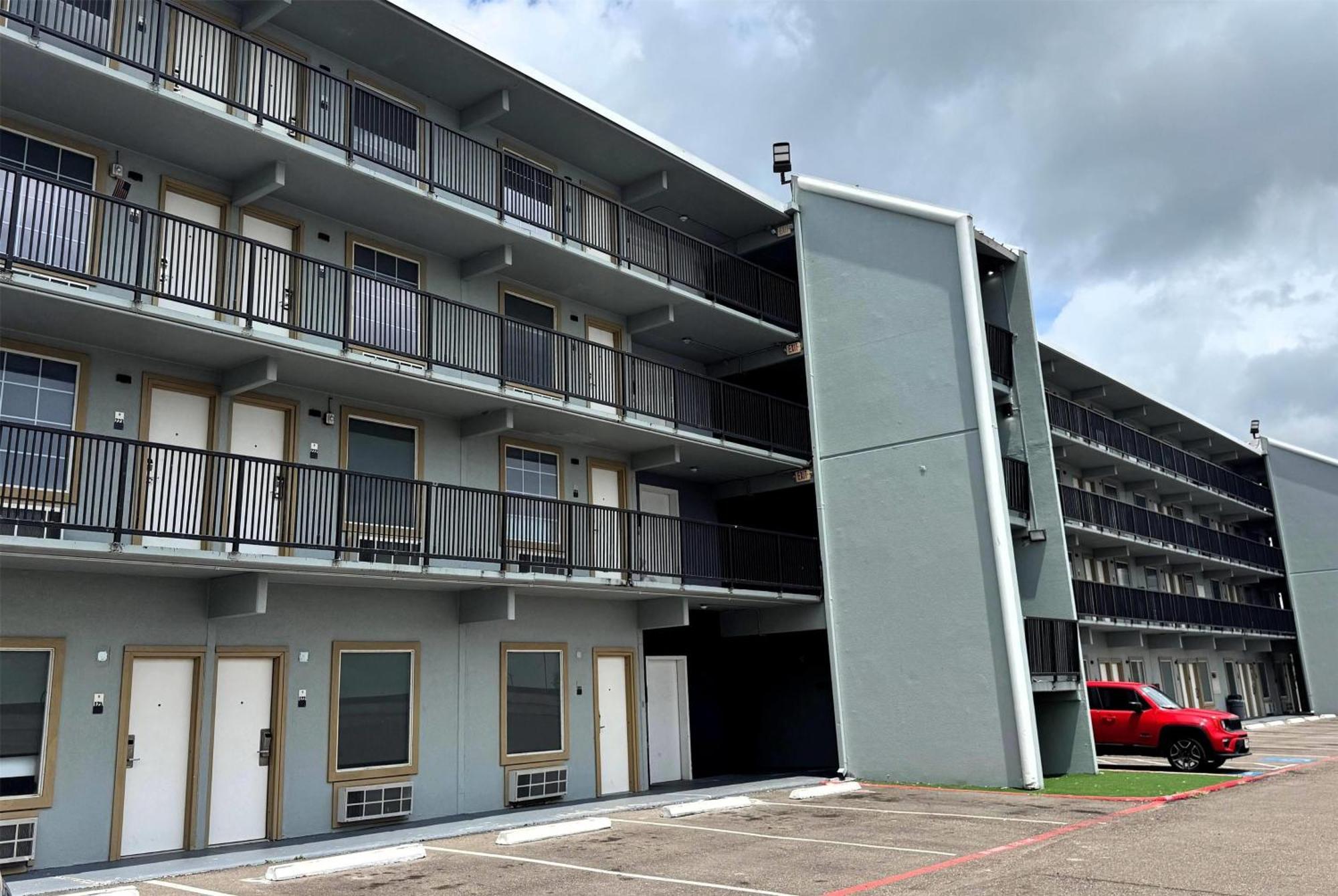 Отель Baymont By Wyndham Corpus Christi Airport Экстерьер фото